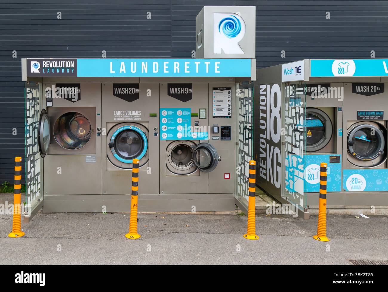 Wash.ME Revolution servizio lavanderia lavatrici, Pewsey, Wiltshire, Inghilterra, Regno Unito Foto Stock