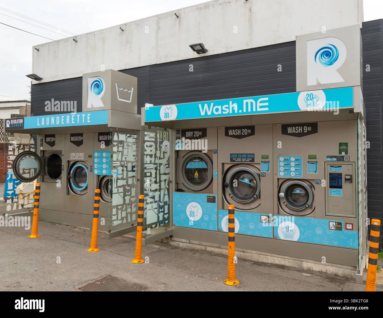 Wash.ME Revolution servizio lavanderia lavatrici, Pewsey, Wiltshire, Inghilterra, Regno Unito Foto Stock