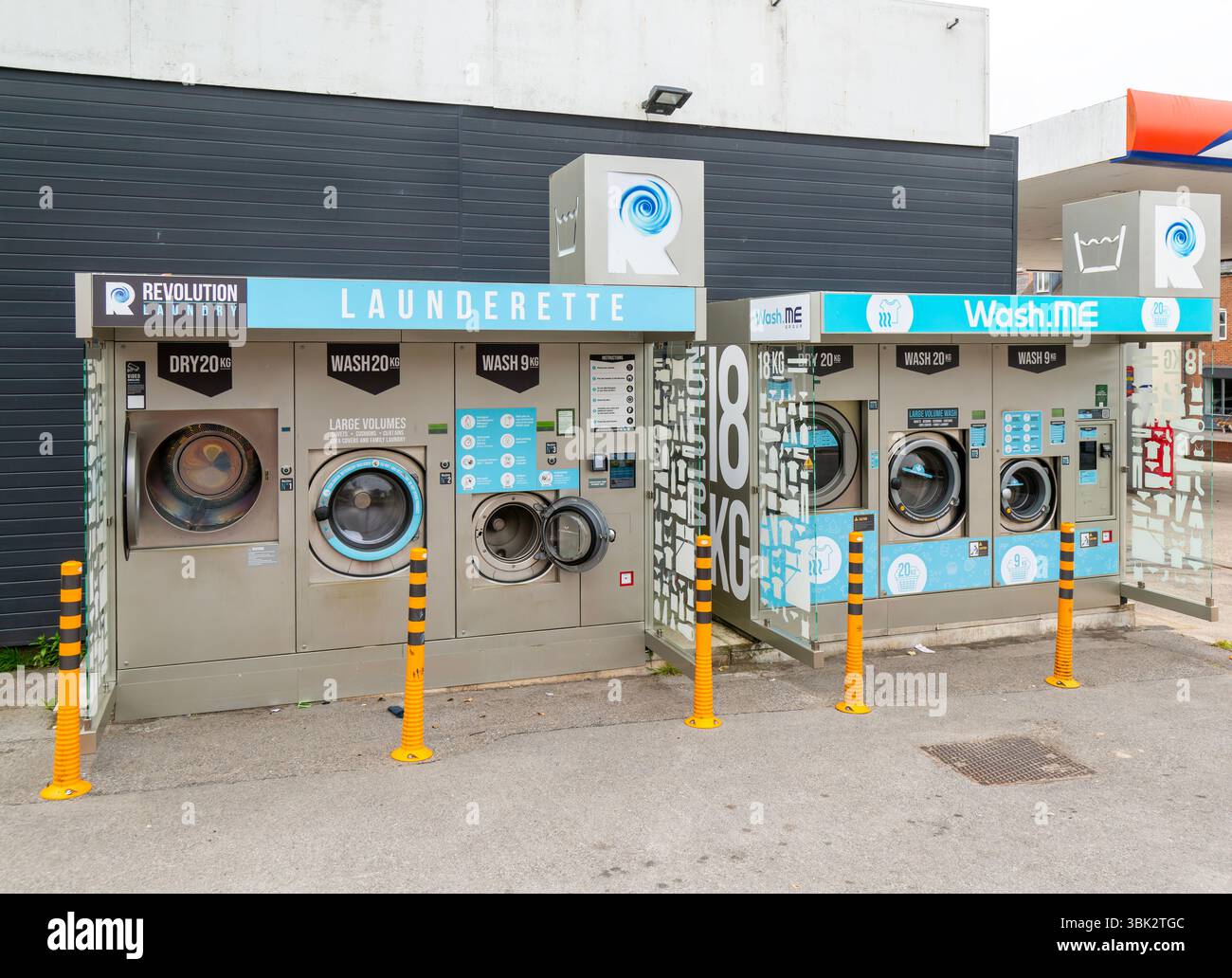 Wash.ME Revolution servizio lavanderia lavatrici, Pewsey, Wiltshire, Inghilterra, Regno Unito Foto Stock