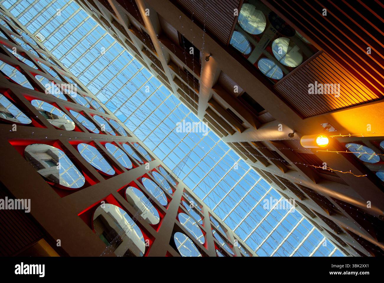 Ripresa angolare di un edificio astratto come sfondo Foto Stock