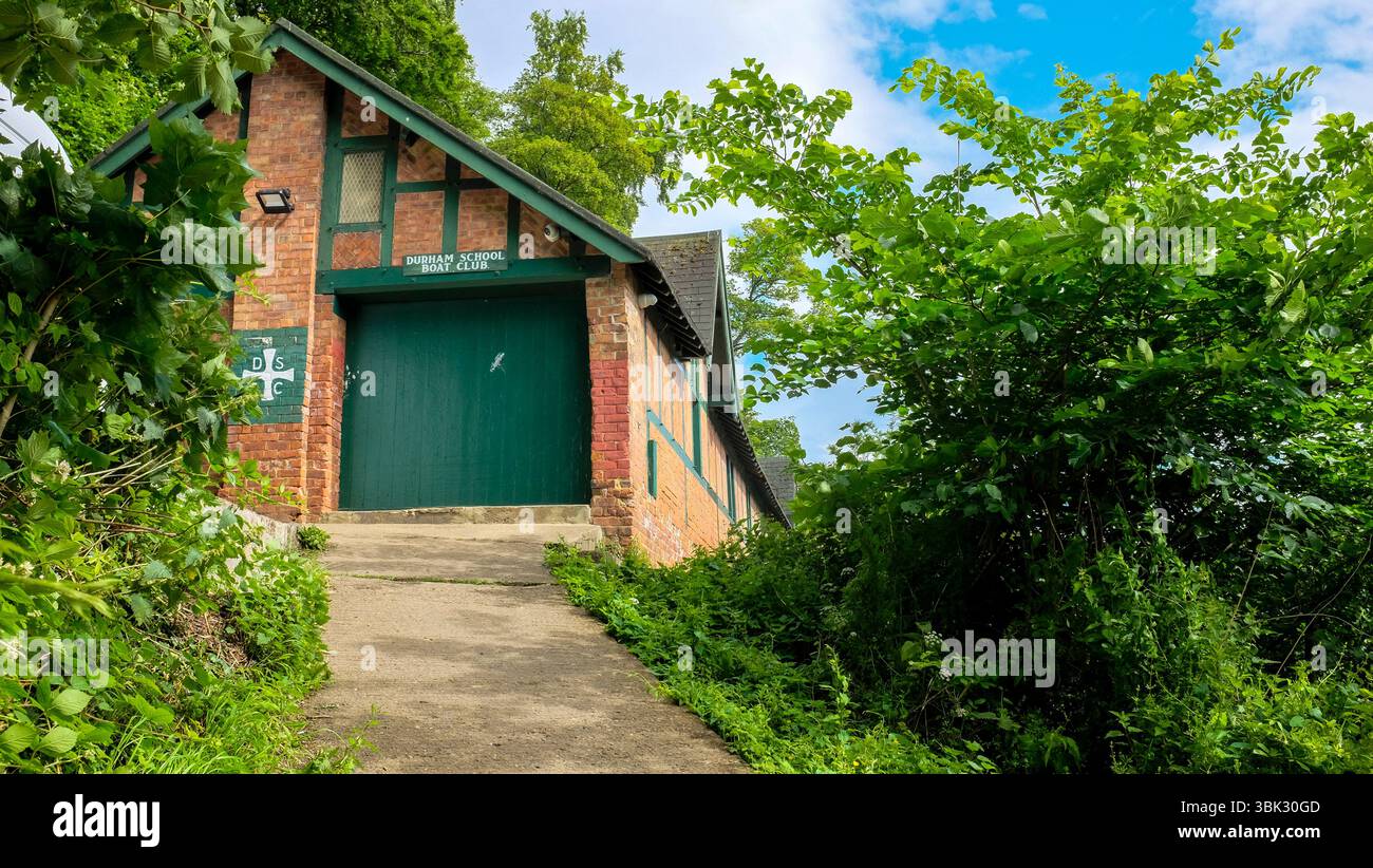 L'edificio del Durham School Boat Club sulle rive del fiume Wear a Durham, Inghilterra, Regno Unito Foto Stock