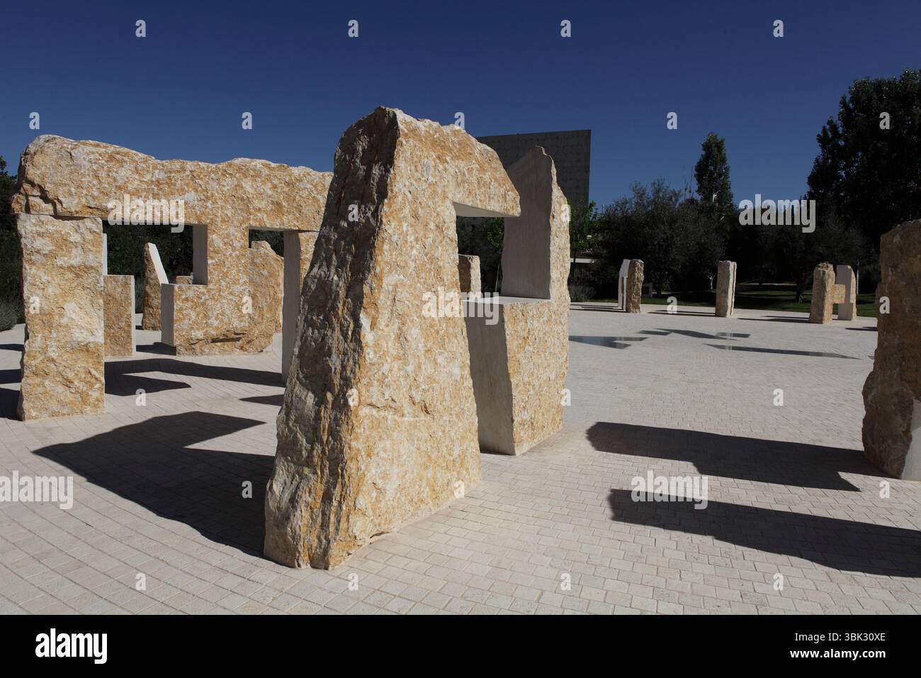 Lettere di luce, una scultura di Micha Ullman, la Biblioteca Nazionale di Israele, cerchio di 22 lettere ebraiche in pietra e lettere di vetro ebraiche e latine Alef & A.. Foto Stock