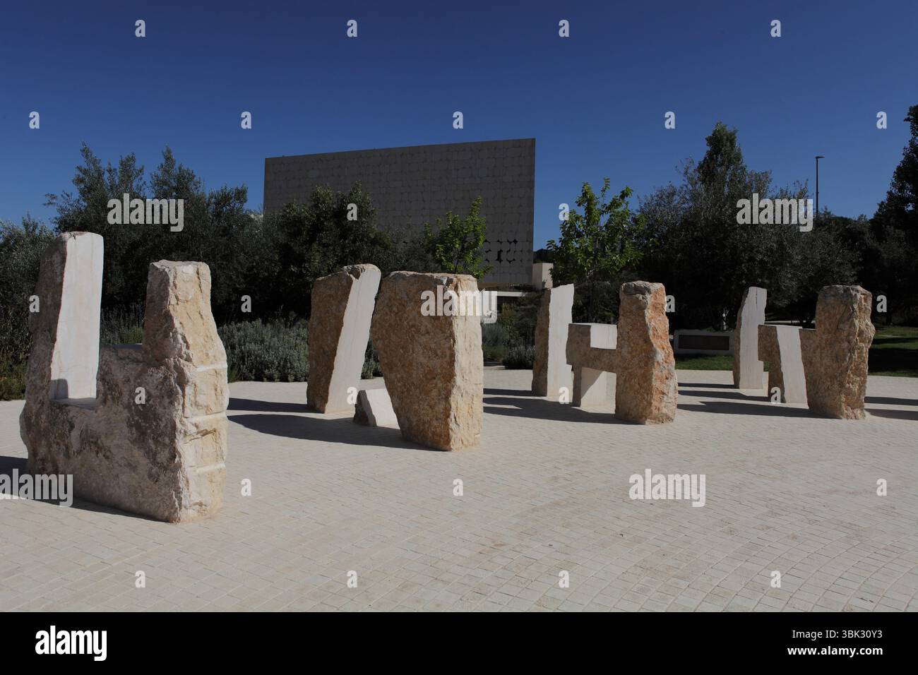 Lettere di luce, una scultura di Micha Ullman, la Biblioteca Nazionale di Israele, cerchio di 22 lettere ebraiche in pietra e lettere di vetro ebraiche e latine Alef & A.. Foto Stock