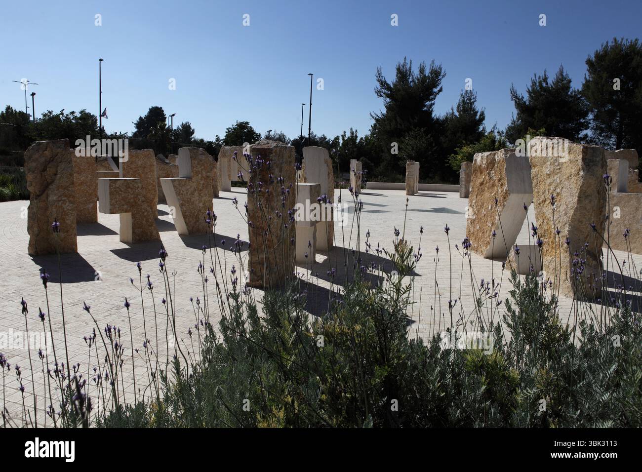 Lettere di luce, una scultura di Micha Ullman, la Biblioteca Nazionale di Israele, cerchio di 22 lettere ebraiche in pietra e lettere di vetro ebraiche e latine Alef & A.. Foto Stock