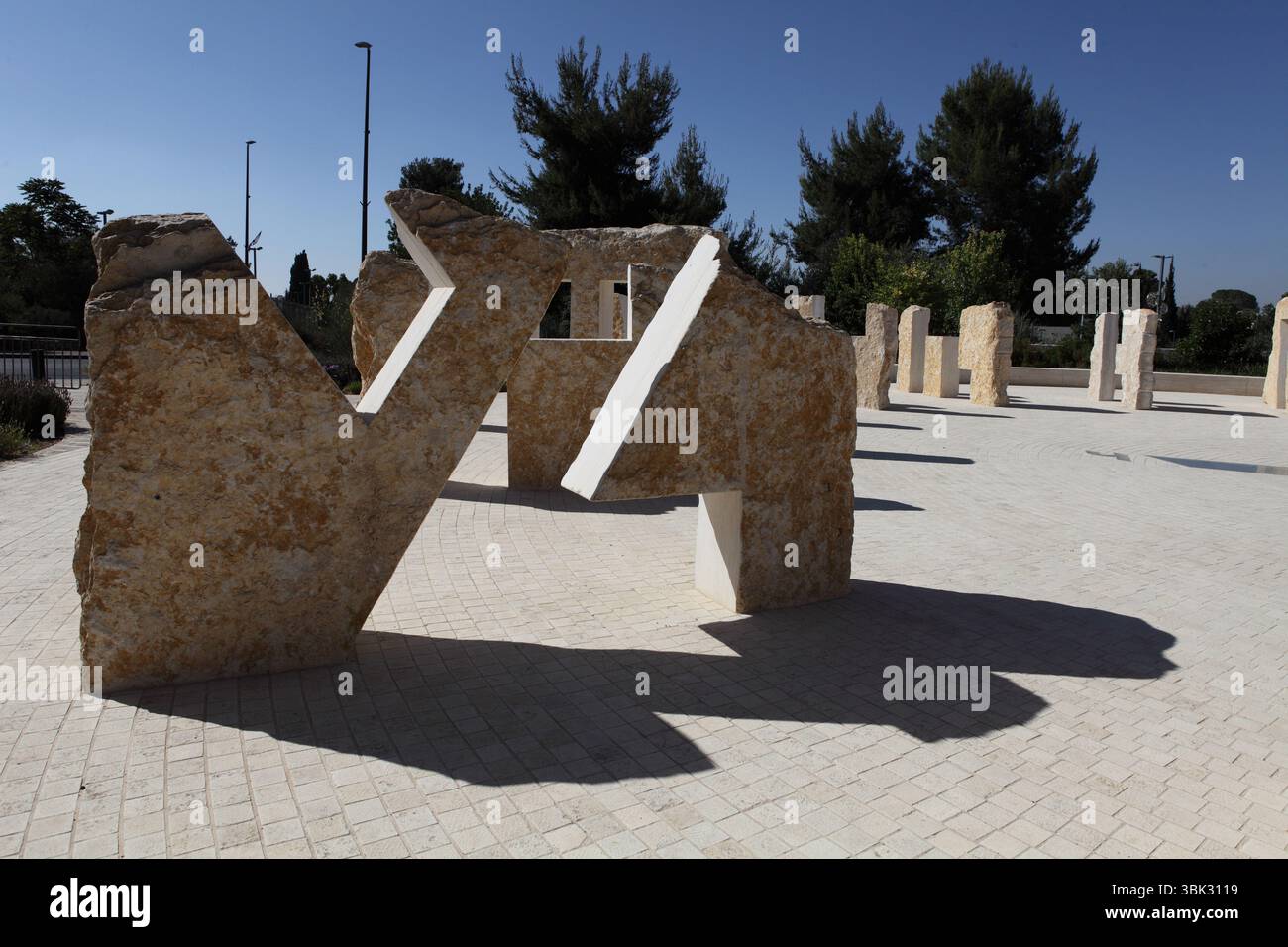 Lettere di luce, una scultura di Micha Ullman, la Biblioteca Nazionale di Israele, cerchio di 22 lettere ebraiche in pietra e lettere di vetro ebraiche e latine Alef & A.. Foto Stock