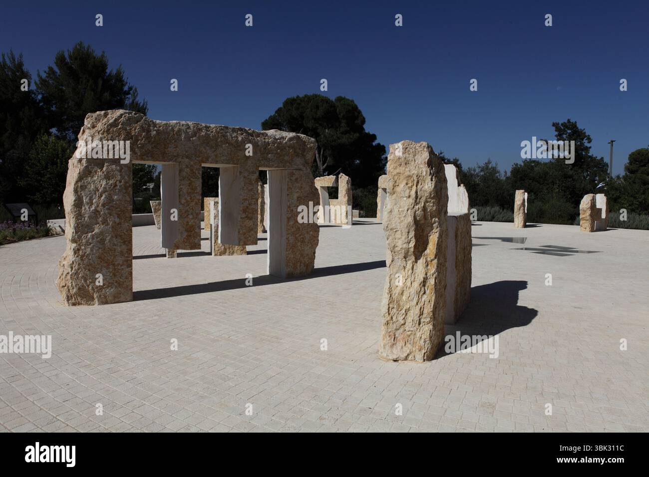 Lettere di luce, una scultura di Micha Ullman, la Biblioteca Nazionale di Israele, cerchio di 22 lettere ebraiche in pietra e lettere di vetro ebraiche e latine Alef & A.. Foto Stock