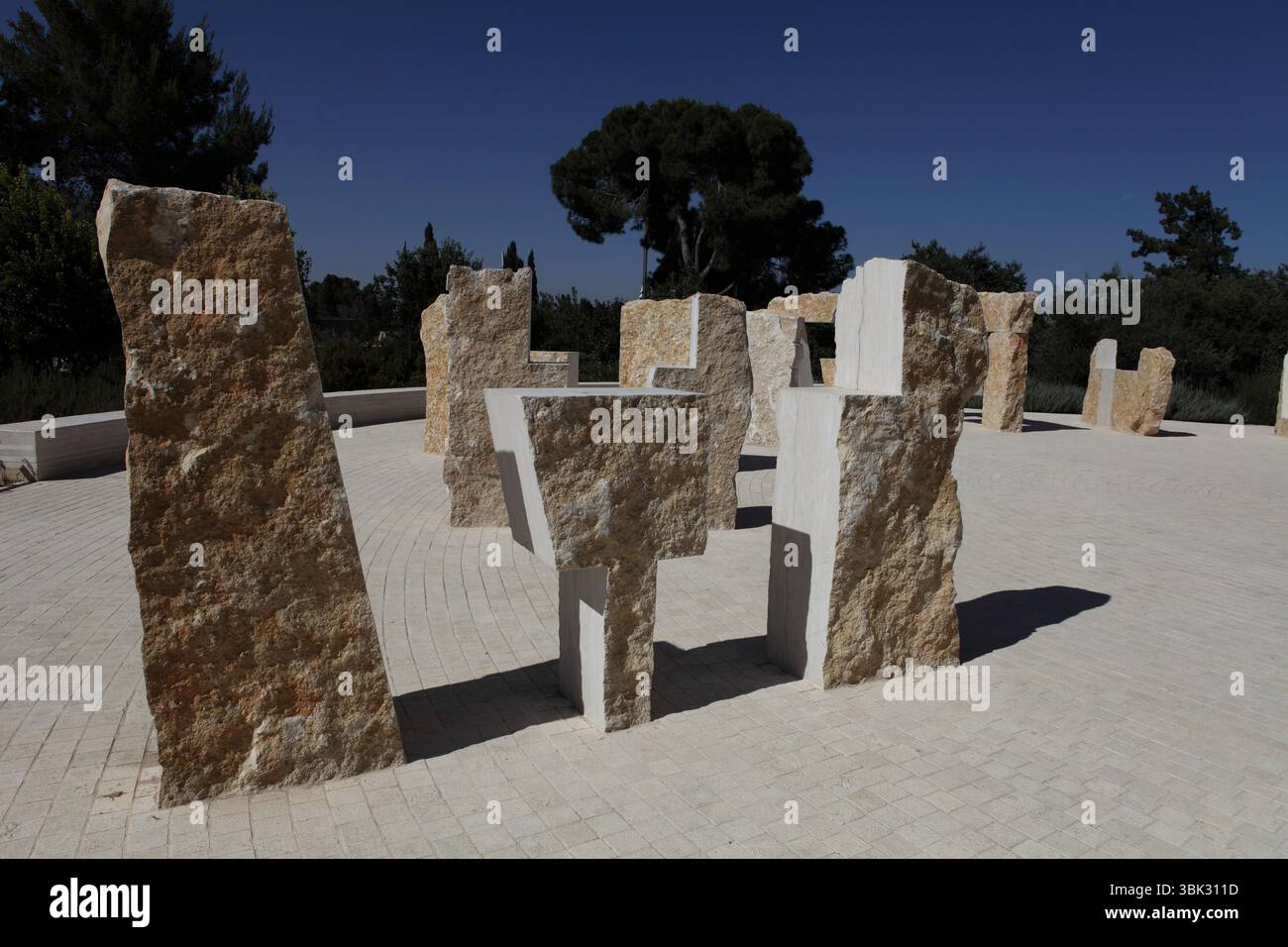 Lettere di luce, una scultura di Micha Ullman, la Biblioteca Nazionale di Israele, cerchio di 22 lettere ebraiche in pietra e lettere di vetro ebraiche e latine Alef & A.. Foto Stock