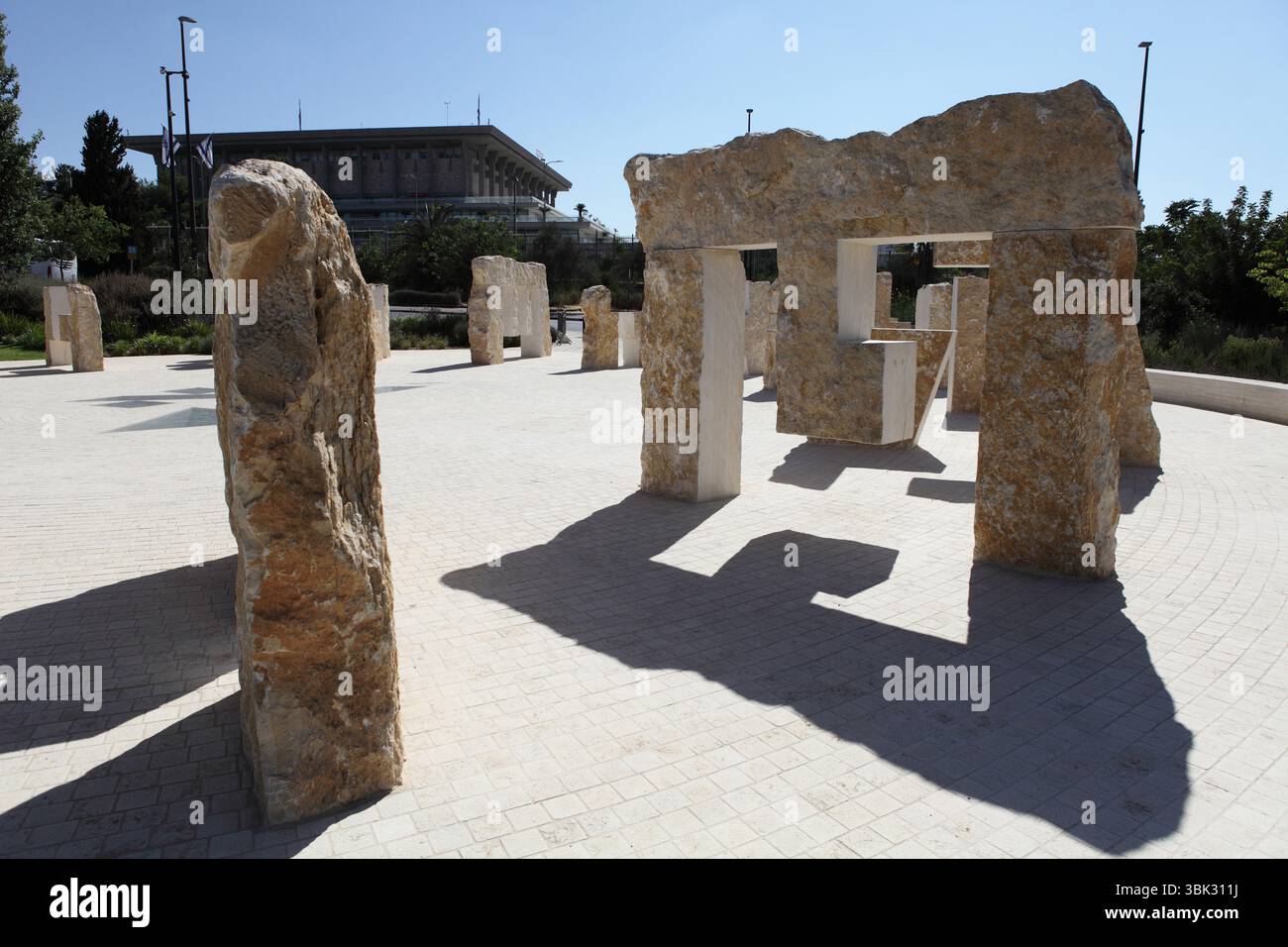 Lettere di luce, una scultura di Micha Ullman, la Biblioteca Nazionale di Israele, cerchio di 22 lettere ebraiche in pietra e lettere di vetro ebraiche e latine Alef & A.. Foto Stock