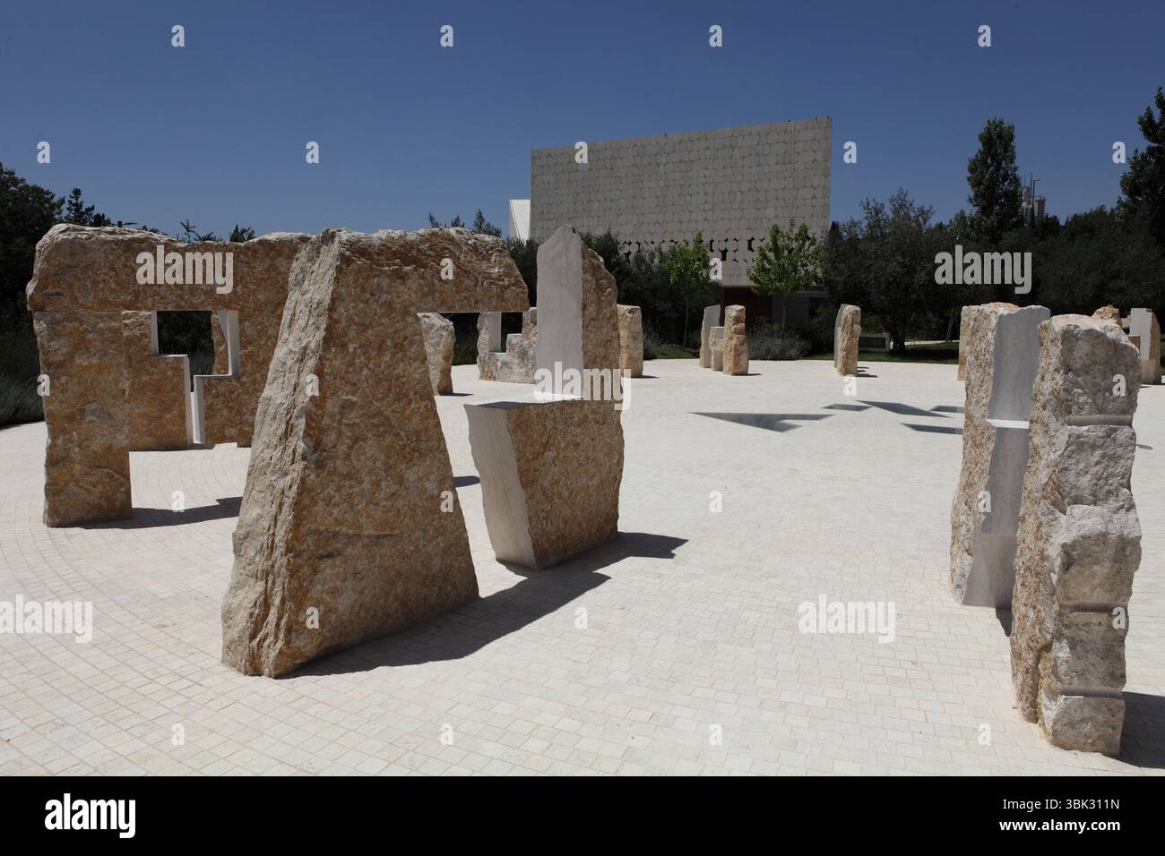 Lettere di luce, una scultura di Micha Ullman, la Biblioteca Nazionale di Israele, cerchio di 22 lettere ebraiche in pietra e lettere di vetro ebraiche e latine Alef & A.. Foto Stock