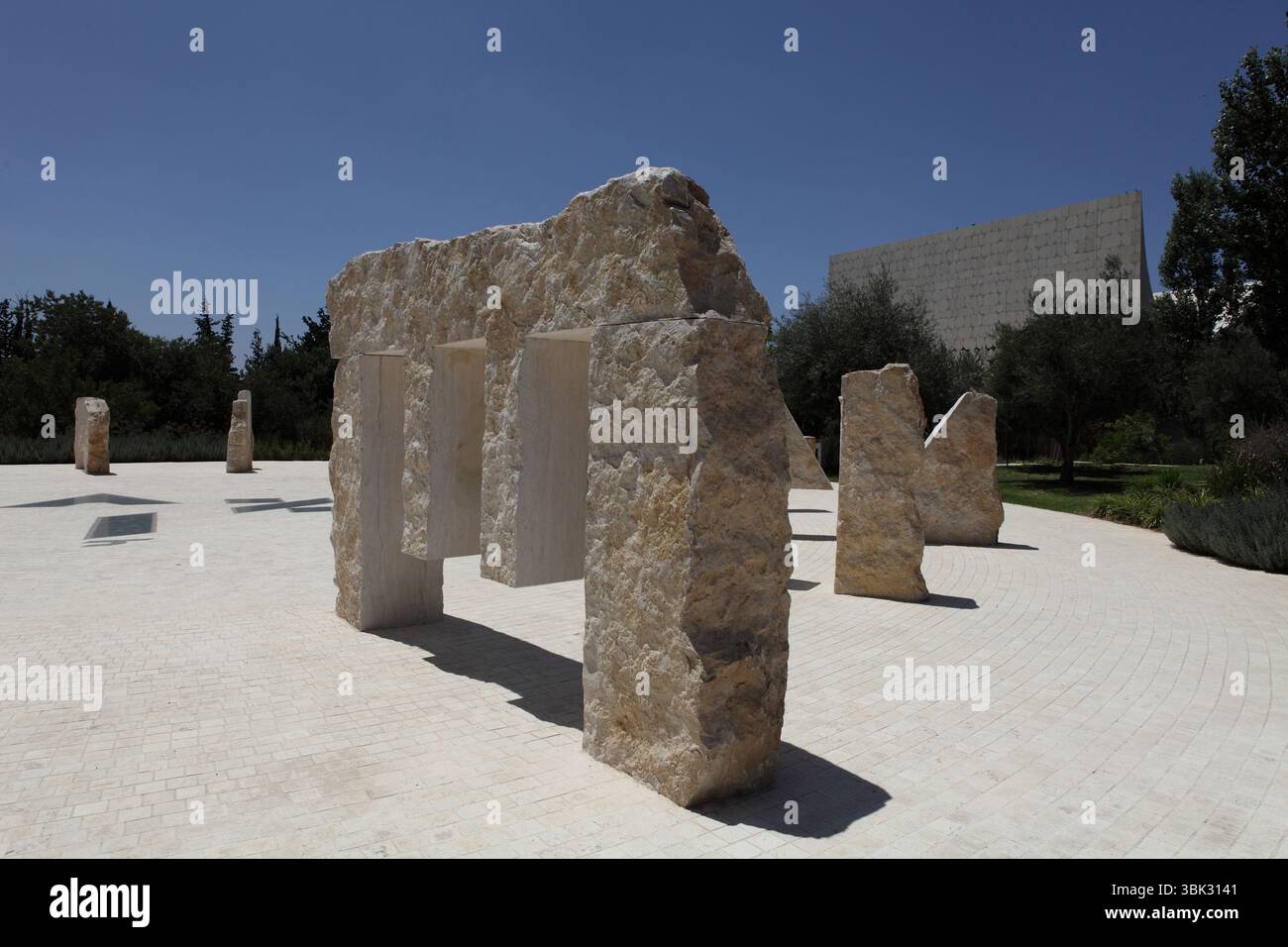 Lettere di luce, una scultura di Micha Ullman, la Biblioteca Nazionale di Israele, cerchio di 22 lettere ebraiche in pietra e lettere di vetro ebraiche e latine Alef & A.. Foto Stock