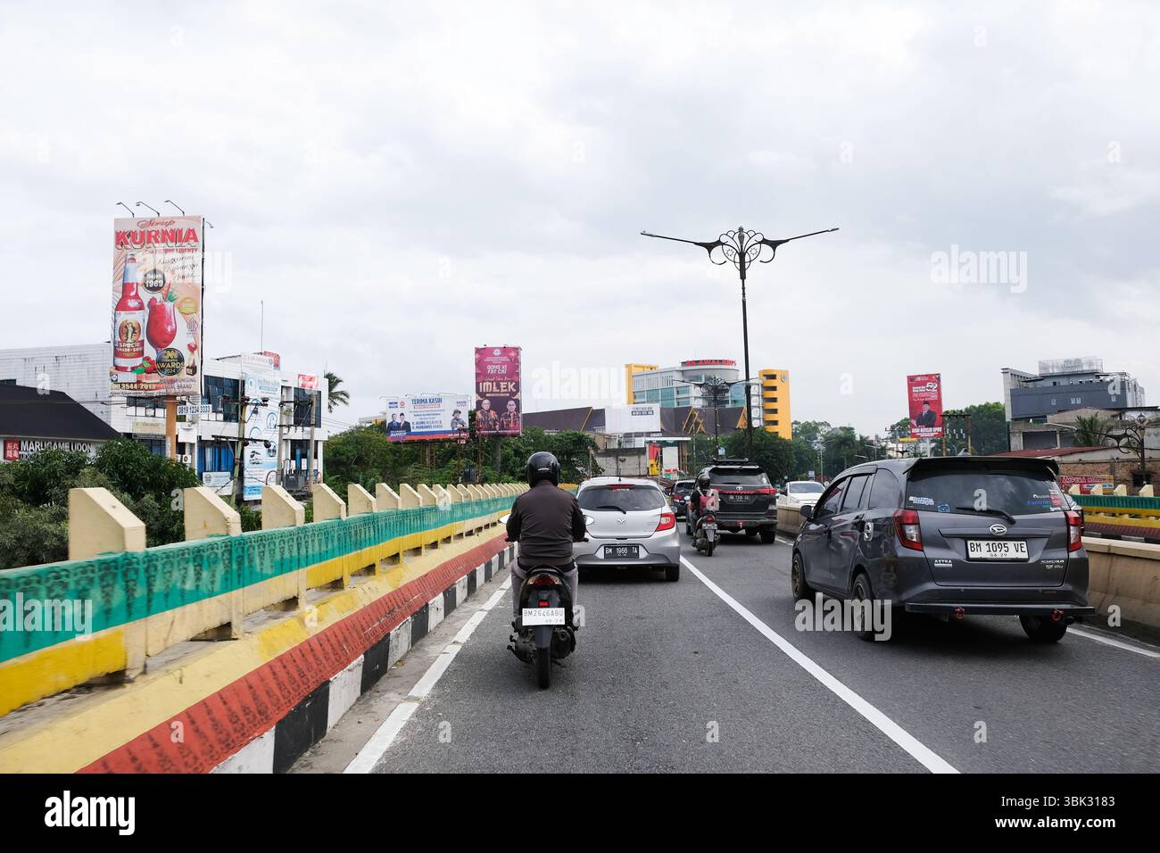 Pekanbaru, Indonesia - 29 gennaio 2025: Traffico sul cavalcavia Jl Jendral Sudirman Foto Stock