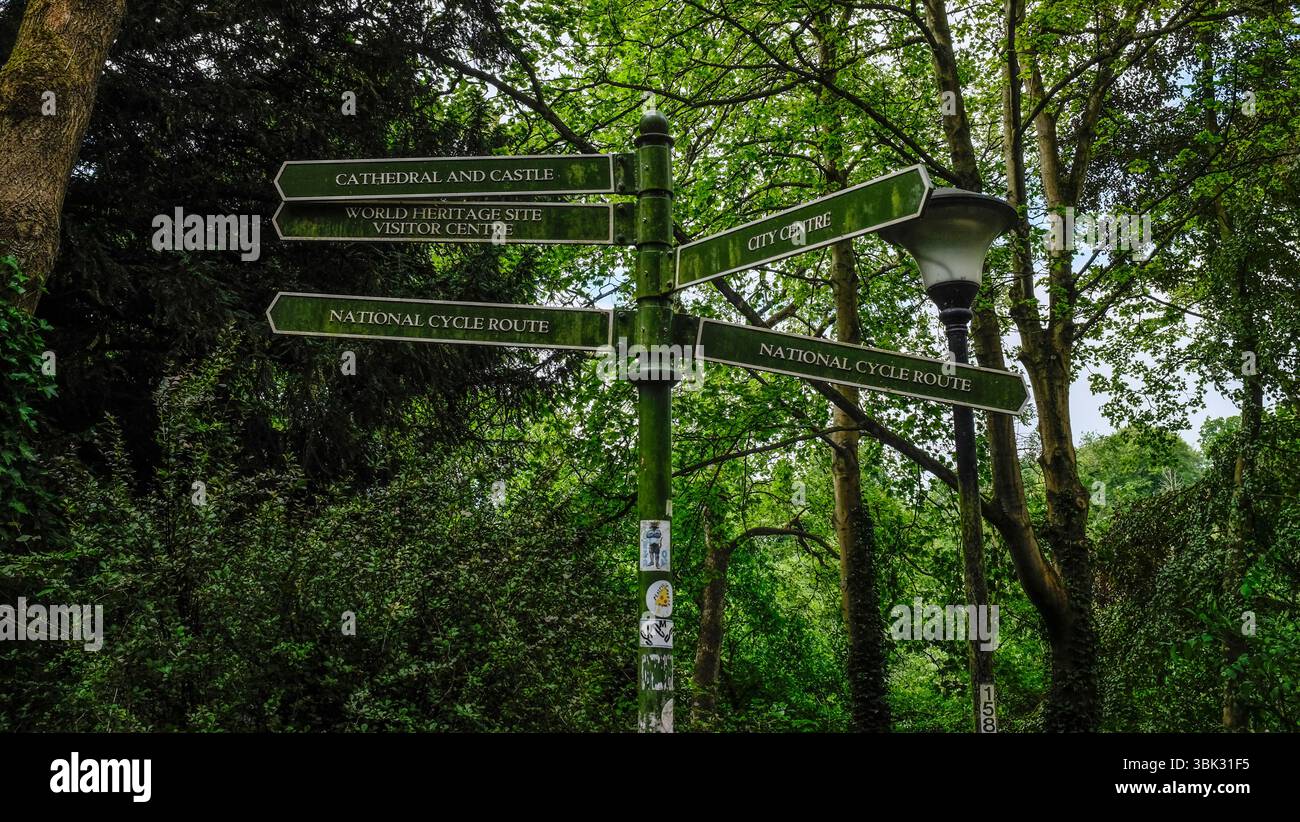 Un cartello segnaletico sul sentiero lungo il fiume a Durham, Inghilterra, Regno Unito Foto Stock