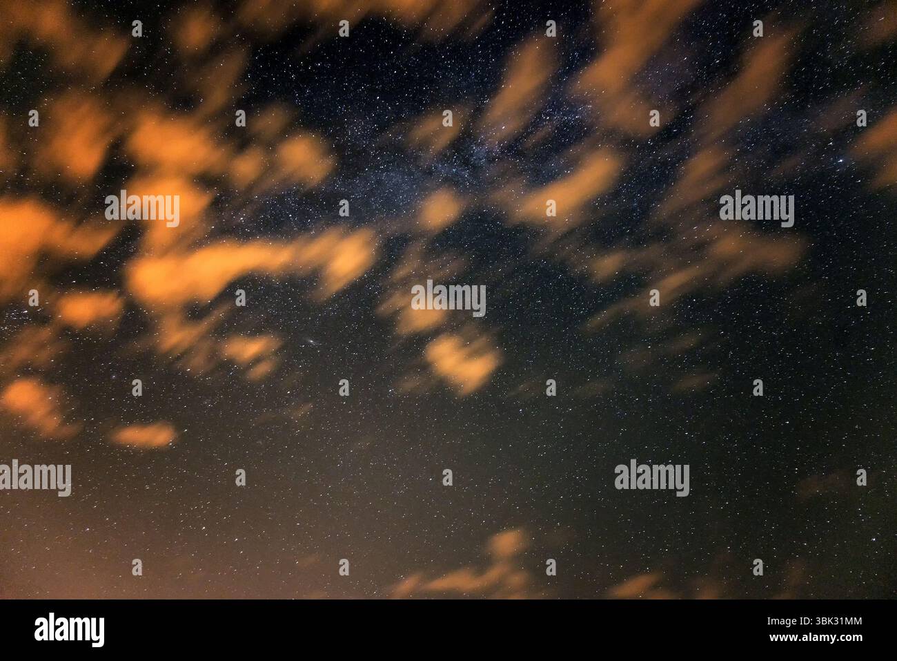 Cielo notturno con stelle e galassie sopra Foto Stock