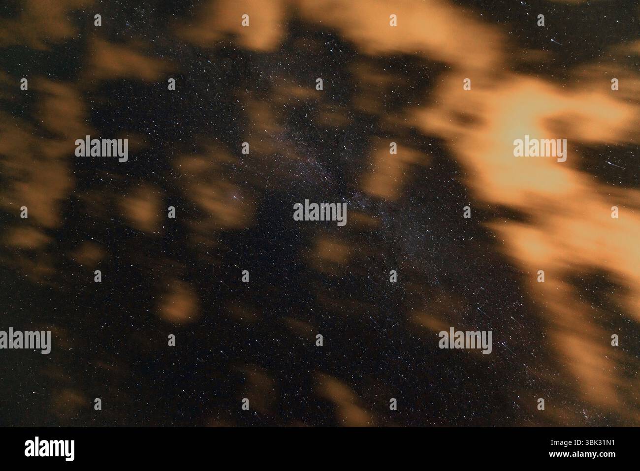 Cielo notturno con stelle e galassie sopra Foto Stock