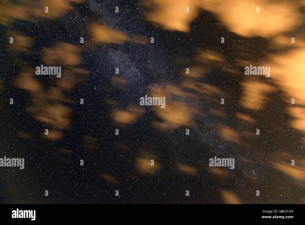 Cielo notturno con stelle e galassie sopra Foto Stock