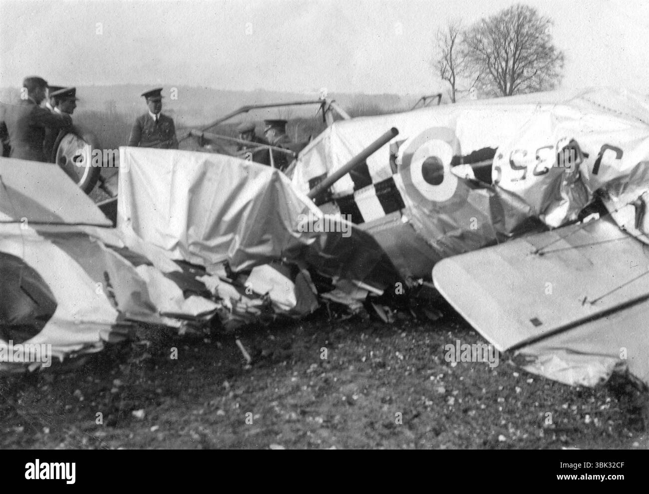 West Sussex. 1930 – relitto di un biplano da caccia Royal Air Force Armstrong Whitworth Siskin IIIA, immatricolazione J9359, del 43 Squadron, con base a RAF Tangmere. Questo velivolo si scontrò con un Hawker Hornet (prototipo dell'Hawker Fury), immatricolato J9682, a 3.000 piedi durante l'addestramento di combattimento con cani l'11 aprile 1930. Il Siskin si schiantò e si ribaltò a Windmill Hill, vicino a Chichester, nel West Sussex. L'ala superiore del calabrone si staccò, causando l'incidente dell'aereo e si seppellì nel terreno a mezzo miglio di distanza. Entrambi i piloti riuscirono a espellere dal loro aereo e paracadutare in sicurezza. Foto Stock