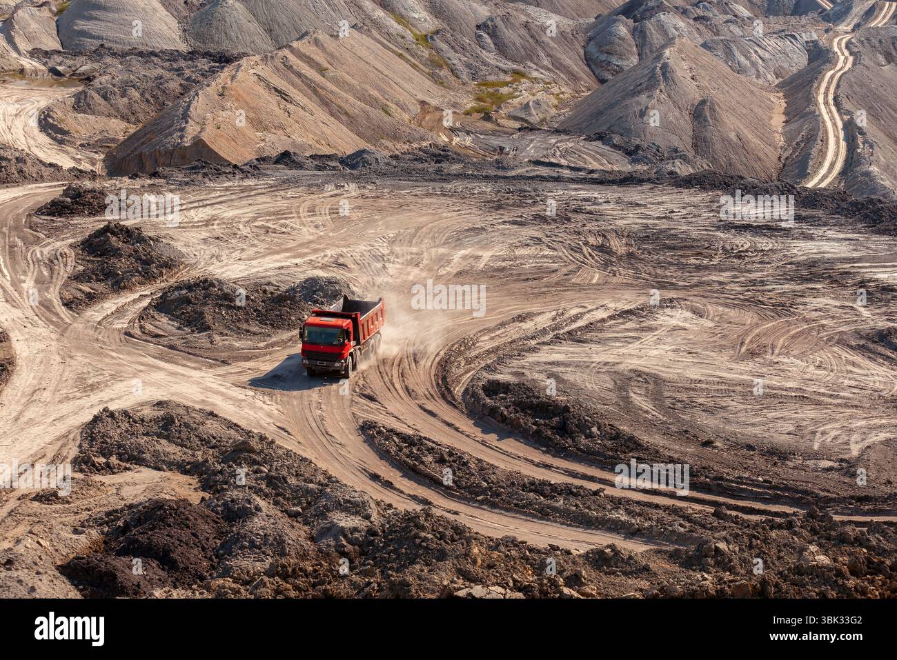Sito di scavo con costruzione di macchina sul luogo di lavoro Foto Stock