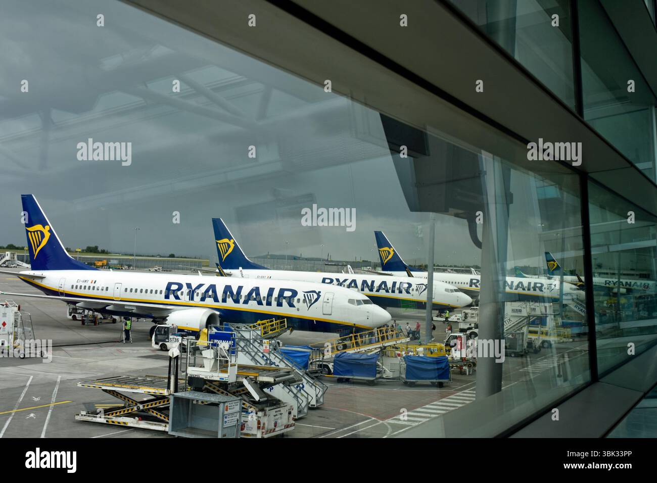 Ryanair Aircraft allo stand, Aeroporto di Dublino, Irlanda. Foto Stock