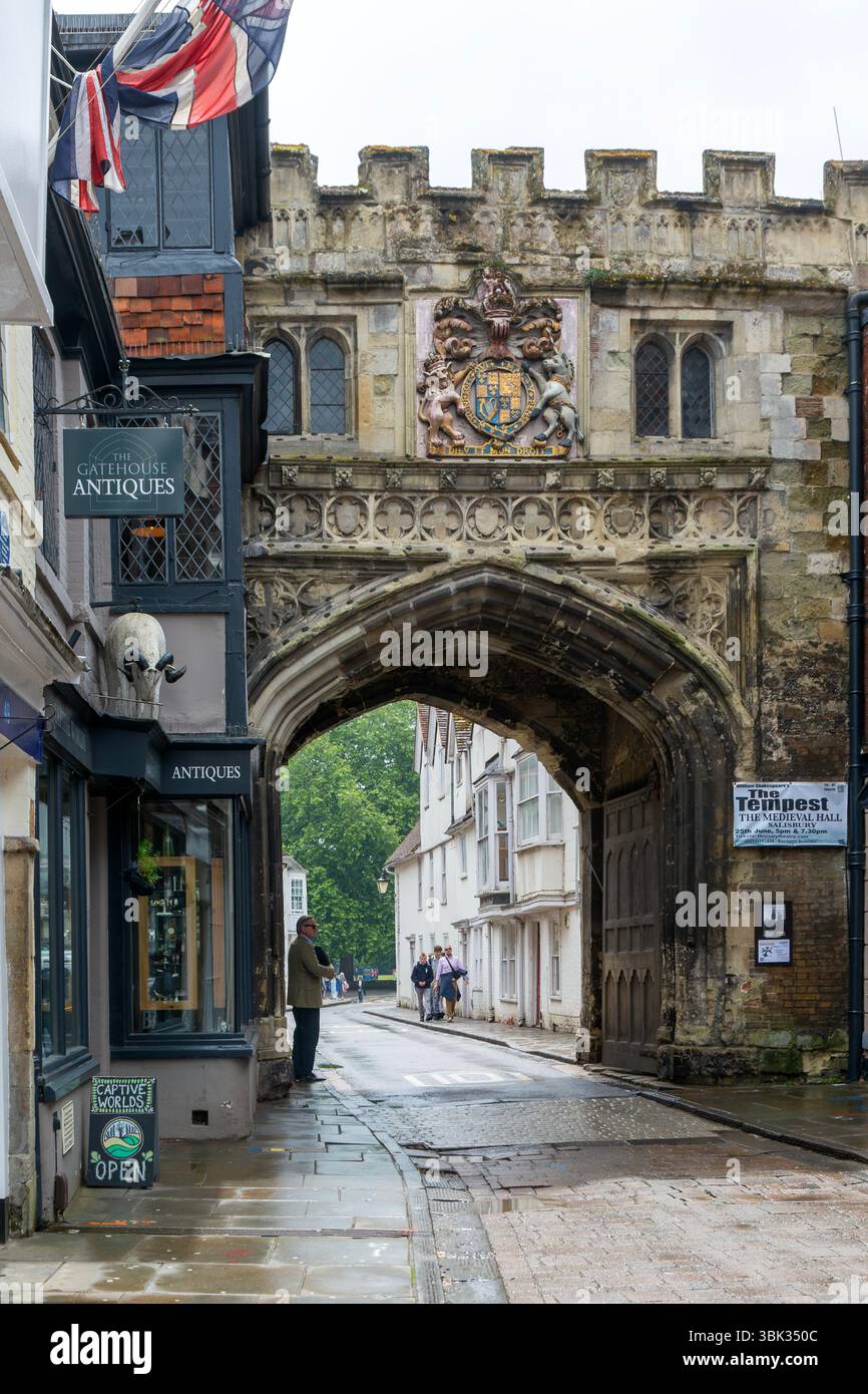 Storico ingresso medievale, High Street Gate, Salisbury, Wiltshire, Inghilterra, costruito nel Regno Unito intorno agli anni '1340 Foto Stock