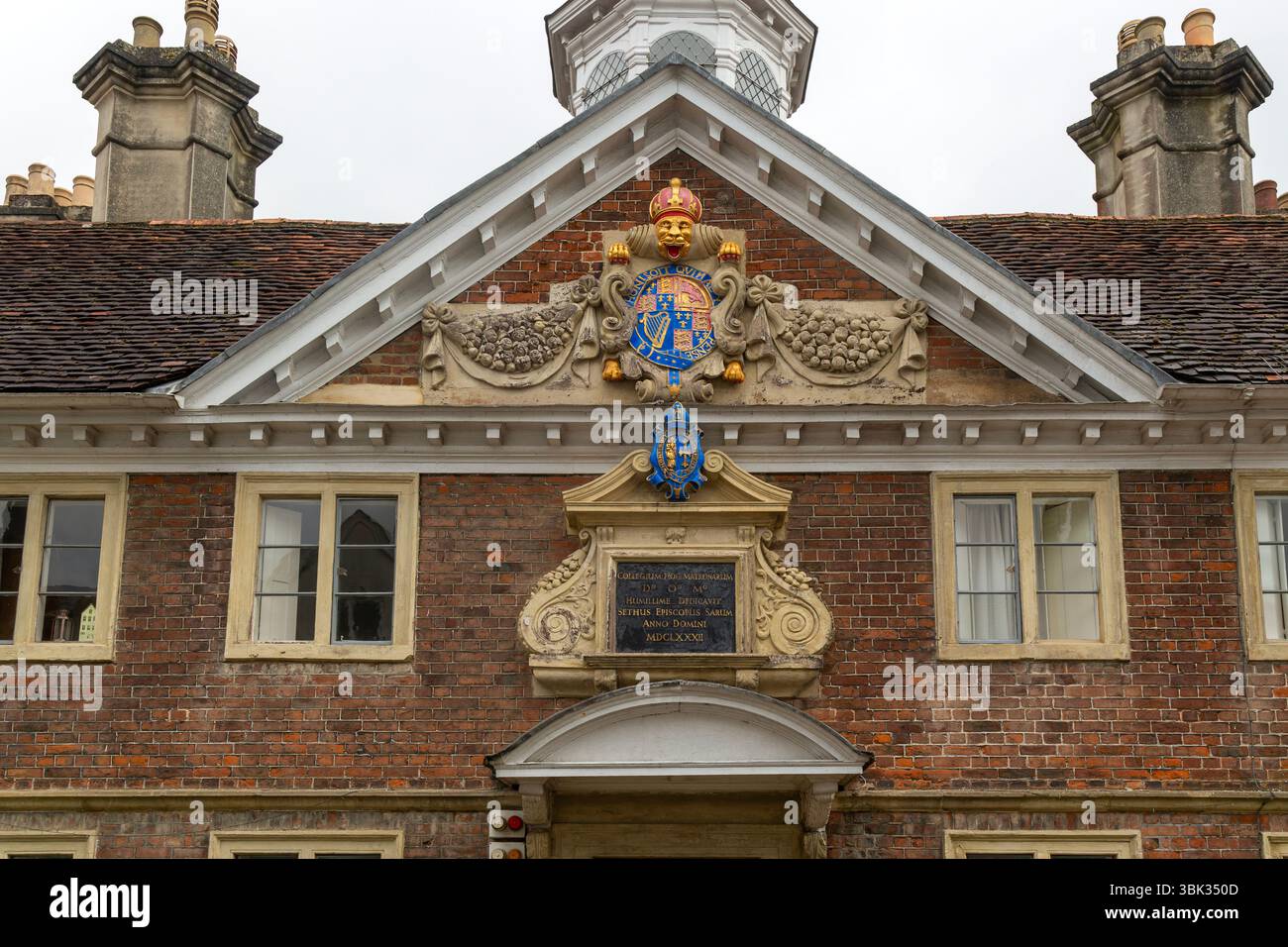 Royal Coat of Arms, edificio del College of Matrons, Salisbury, Wiltshire, Inghilterra, Regno Unito 1682 Foto Stock