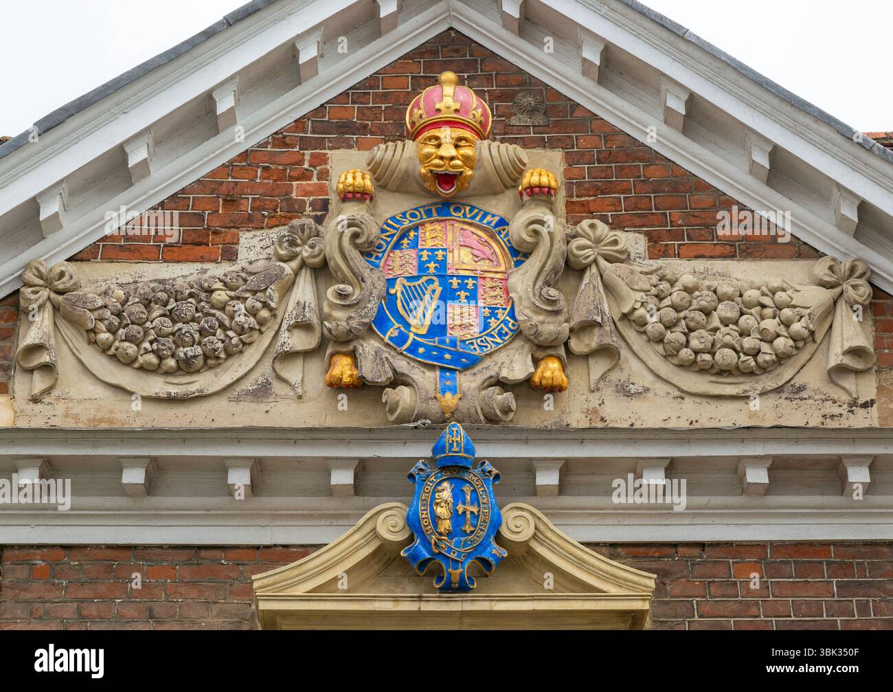 Royal Coat of Arms, edificio del College of Matrons, Salisbury, Wiltshire, Inghilterra, Regno Unito 1682 Foto Stock