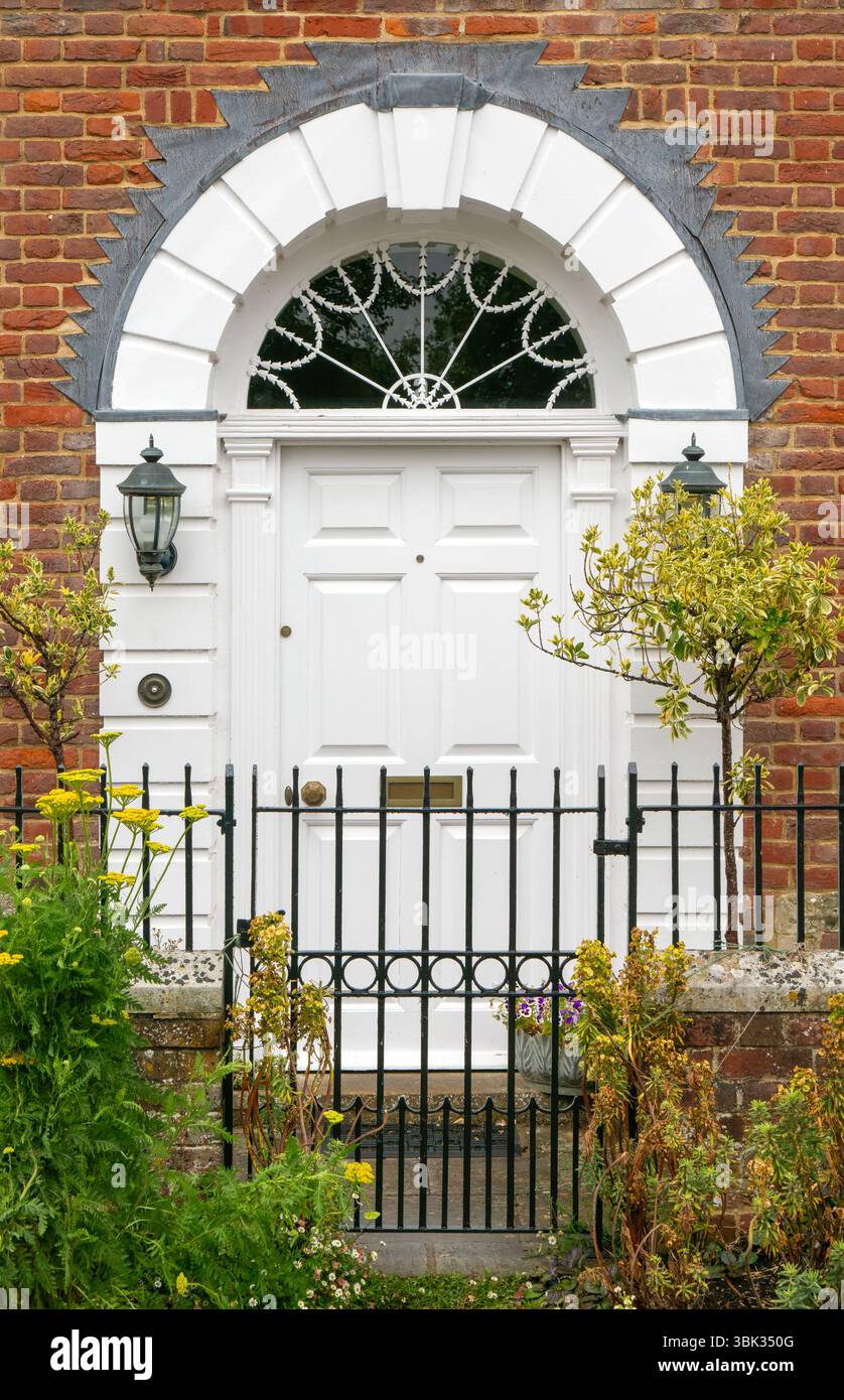 Porta d'ingresso ad arco della storica casa georgiana con fanlight, Salisbury, Wiltshire, Inghilterra, Regno Unito Foto Stock