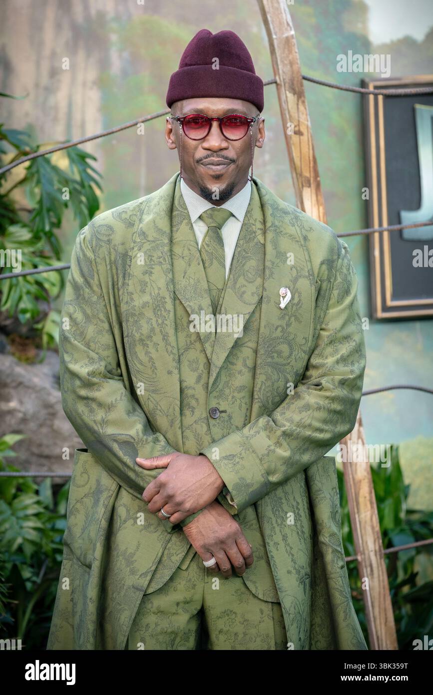 Londra, Regno Unito. 17 giugno 2025. Mahershala Ali partecipa alla prima mondiale "Jurassic World Rebirth" all'Odeon Luxe Leicester Square. Crediti: Guy Corbishley/Alamy Live News Foto Stock