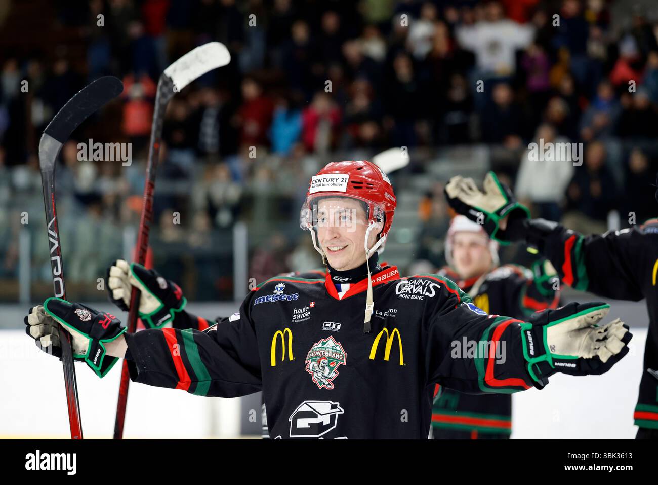 Pista di pattinaggio. Partita di campionato. Giocatori di hockey su ghiaccio. Festeggiamo un obiettivo. Megeve.Francia. Foto Stock