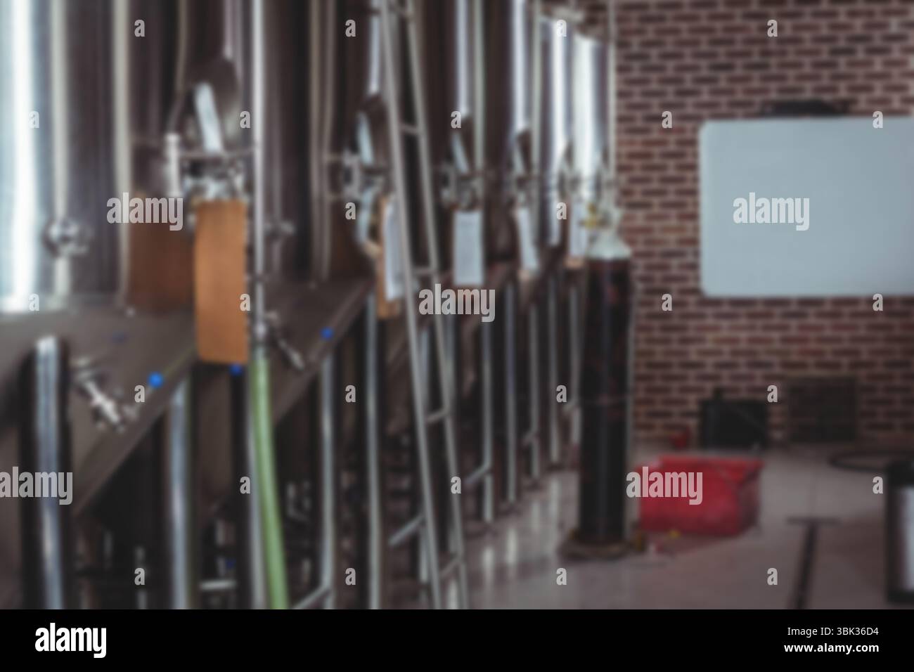 Design piatto con vasche di fermentazione in acciaio inox, inclinazione scala, aggancio tubo verde Foto Stock