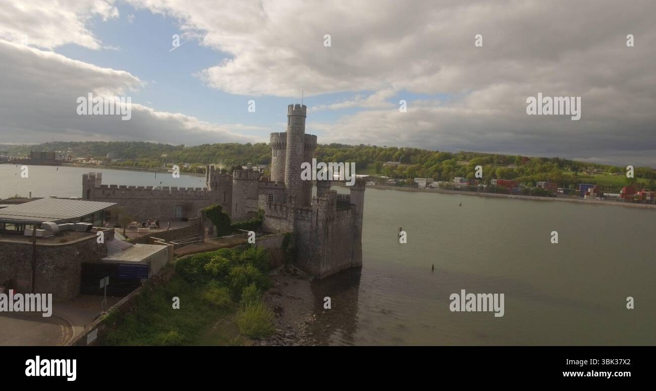 Il castello di pietra si erge sulla banchina dell'estuario in un design piatto che mette in risalto pareti merlate e torri Foto Stock