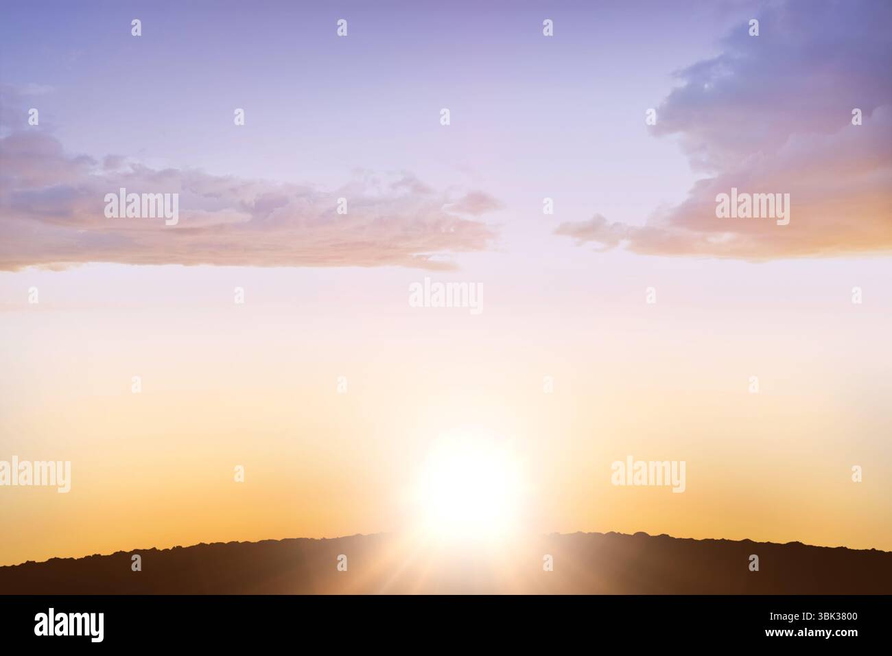 Il sole nascente sta gettando i raggi dorati sopra la cresta rocciosa scura in un design piatto con nuvole mostruose Foto Stock