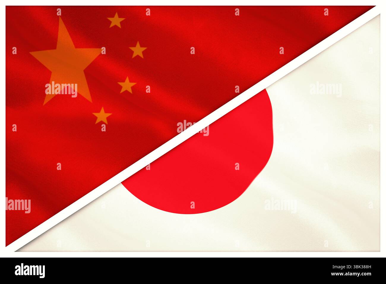 Visualizzazione di un design piatto diagonale con la bandiera della Cina a sinistra e la bandiera del Giappone a destra lungo la striscia bianca Foto Stock
