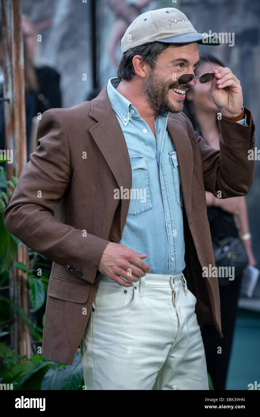 Londra, Regno Unito. 17 giugno 2025. Jonathan Bailey partecipa alla prima mondiale "Jurassic World Rebirth" all'Odeon Luxe Leicester Square. Crediti: Guy Corbishley/Alamy Live News Foto Stock