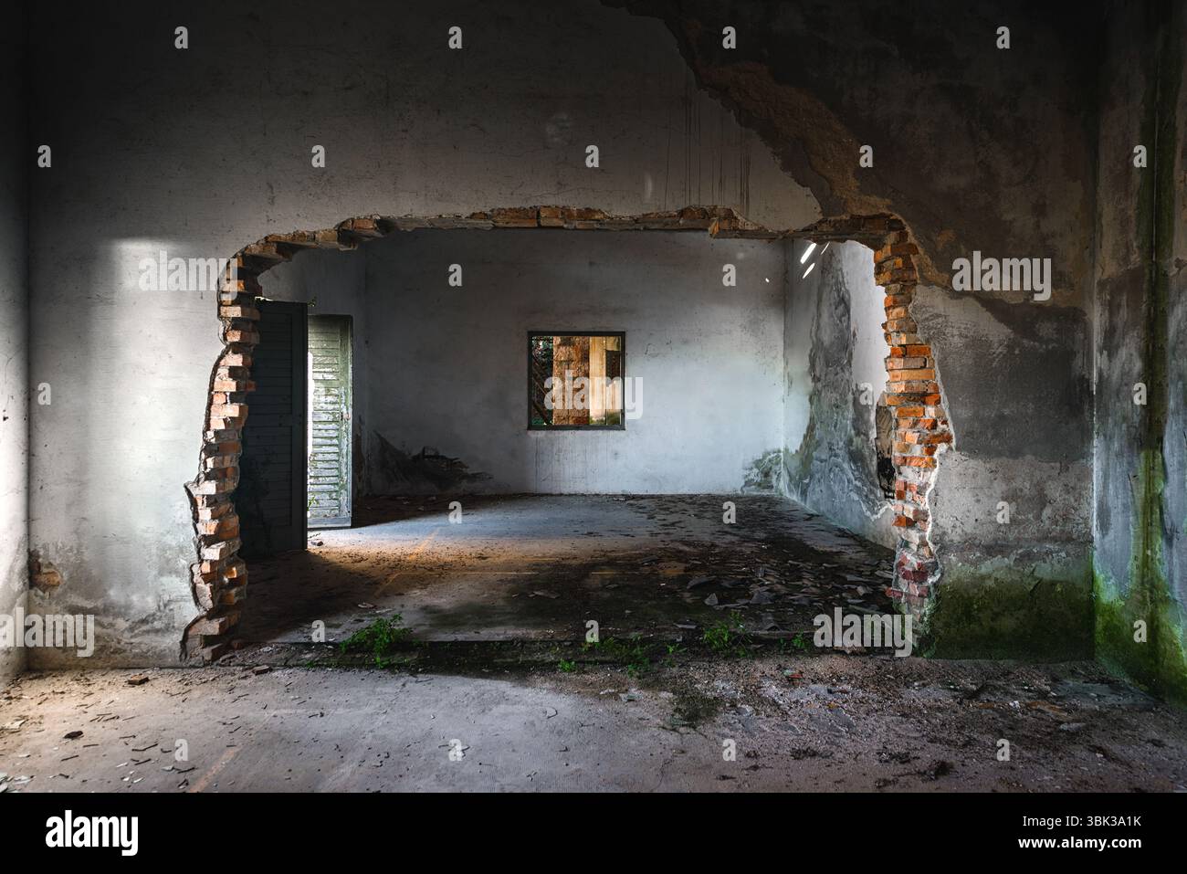 Edificio danneggiato interno con grande foro nella parete Foto Stock