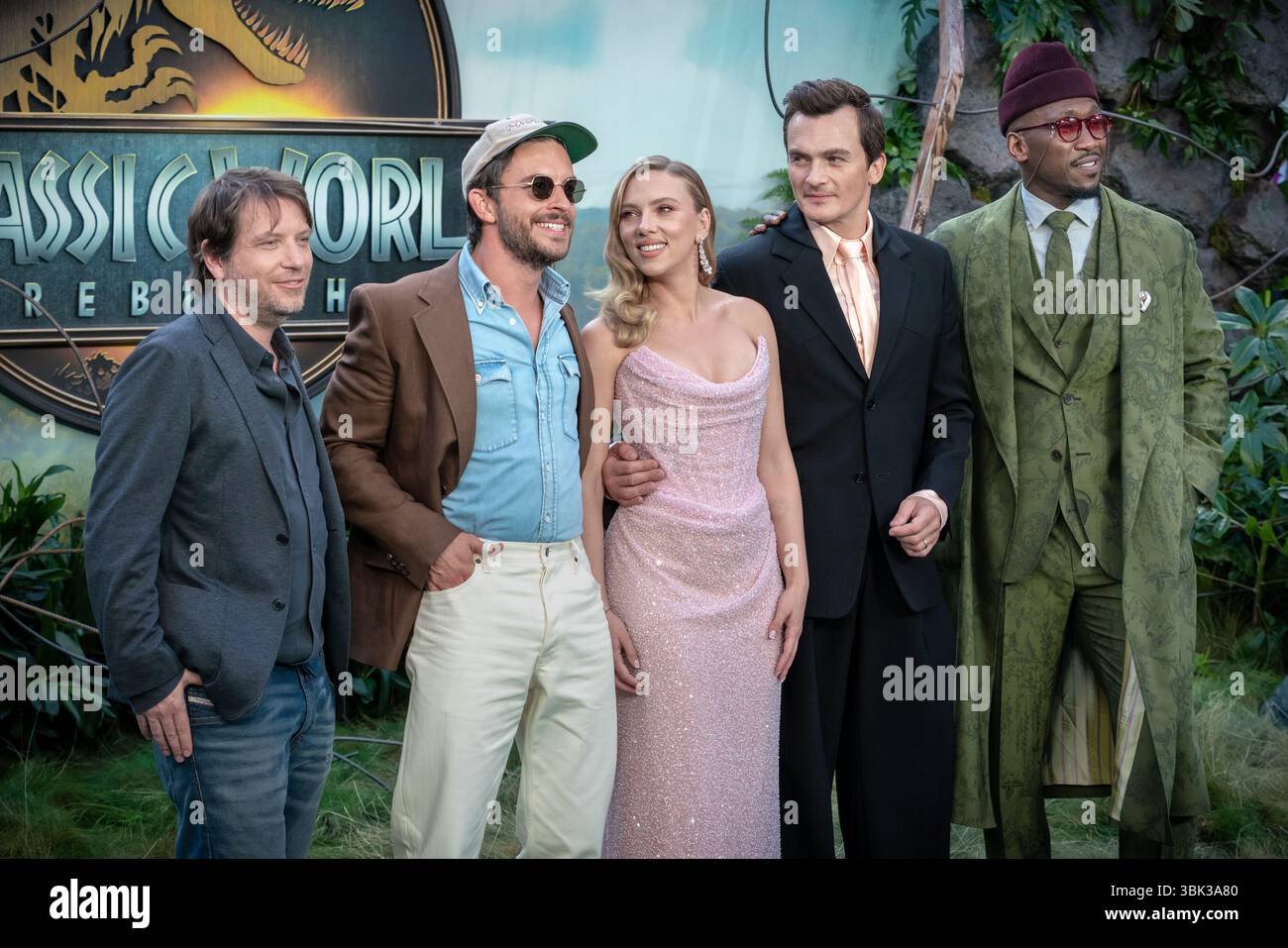 Londra, Regno Unito. 17 giugno 2025. (L-R) Gareth Edwards, Jonathan Bailey, Scarlett Johansson, Rupert Friend e Mahershala Ali partecipano alla prima mondiale "Jurassic World Rebirth" all'Odeon Luxe Leicester Square. Crediti: Guy Corbishley/Alamy Live News Foto Stock