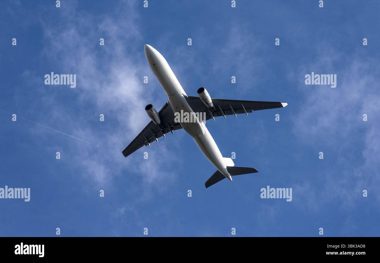Foto di cielo sereno con il viaggio in aereo Foto Stock