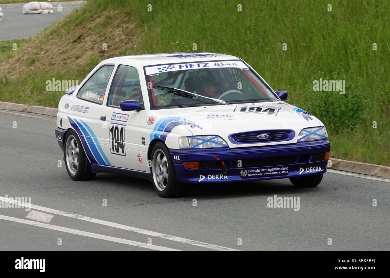 Ford Escort con il numero 194 in gara nell'evento ADMV Classic nella Germania Est. Auto da turismo storica sul circuito durante un'auto d'epoca Foto Stock