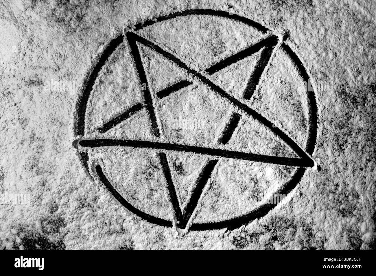 Foto di primo piano del vecchio Pentagram in acciaio sullo sfondo Foto Stock