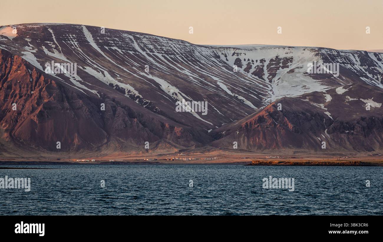 Piccolo insediamento sotto le montagne in Islanda vicino a Reykjavik Foto Stock