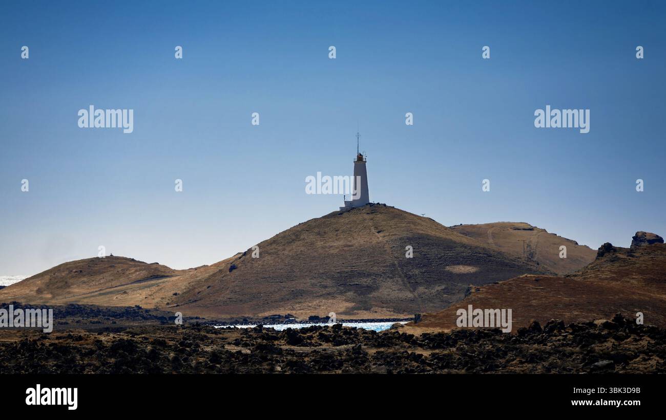 Foto di un piccolo faro permanente sulla collina Foto Stock