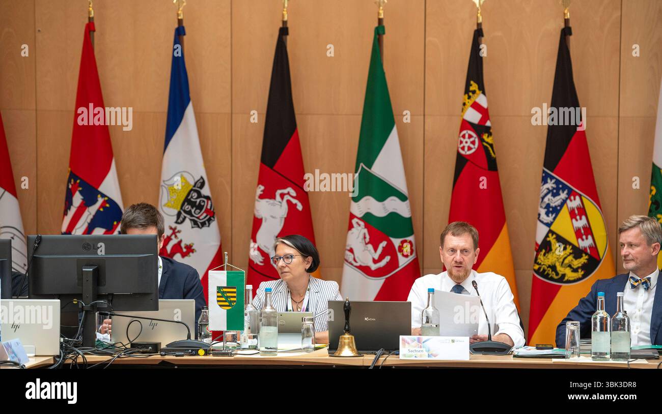 Ministerpräsidentenkonferenz - EUR, Deutschland, Berlino, 17.06.2025: Die Regierungschefinnen und Regierungschefs der Länder treffen sich zur Ministerpräsidentenkonferenz. Im Mittelpunkt steht der Austausch und die Zusammenarbeit mit der neuen Bundesregierung. Themen sind die neuen Finanzierungsinstrumente für Bund und Länder, der notwendige wirtschaftliche Aufschwung sowie eine nationale Importstrategie für Wasserstoff, den Erhalt des Chemie-Standortes Deutschland und die Weiterentwicklung des Europäischen Chip Gesetzes. *** Conferenza dei presidenti dei ministri EUR, Germania, Berlino, 17 06 2025 la h Foto Stock