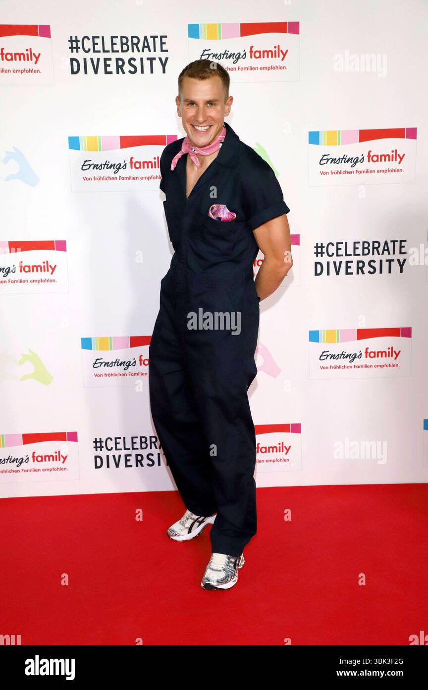 Spettacolo di moda per famiglie di Lukas Sauer bei der Ernsting 2025 im Empire Riverside Hotel. Amburgo, 17.06.2025 *** Lukas Sauer alla fiera di moda di famiglia Ernsting 2025 all'Empire Riverside Hotel Hamburg, 17 06 2025 foto:xgbrcix/xFuturexImagex ernstings_5613 Foto Stock