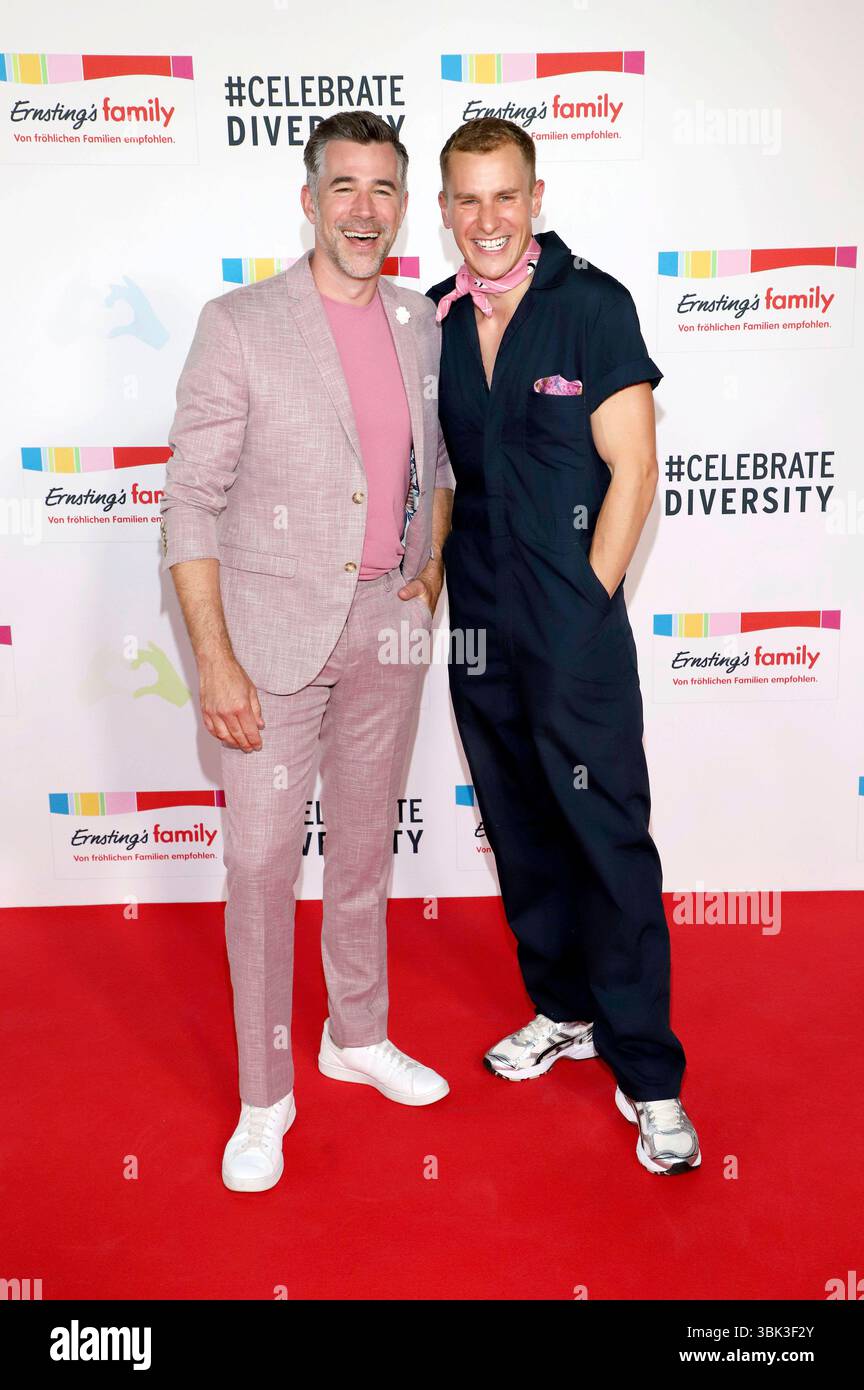 Mostra di moda familiare di Jo Weil und Lukas Sauer bei der Ernsting 2025 im Empire Riverside Hotel. Amburgo, 17.06.2025 *** Jo Weil e Lukas Sauer all'Ernsting's Family Fashion Show 2025 all'Empire Riverside Hotel Hamburg, 17 06 2025 foto:xgbrcix/xFuturexImagex ernstings_5617 Foto Stock