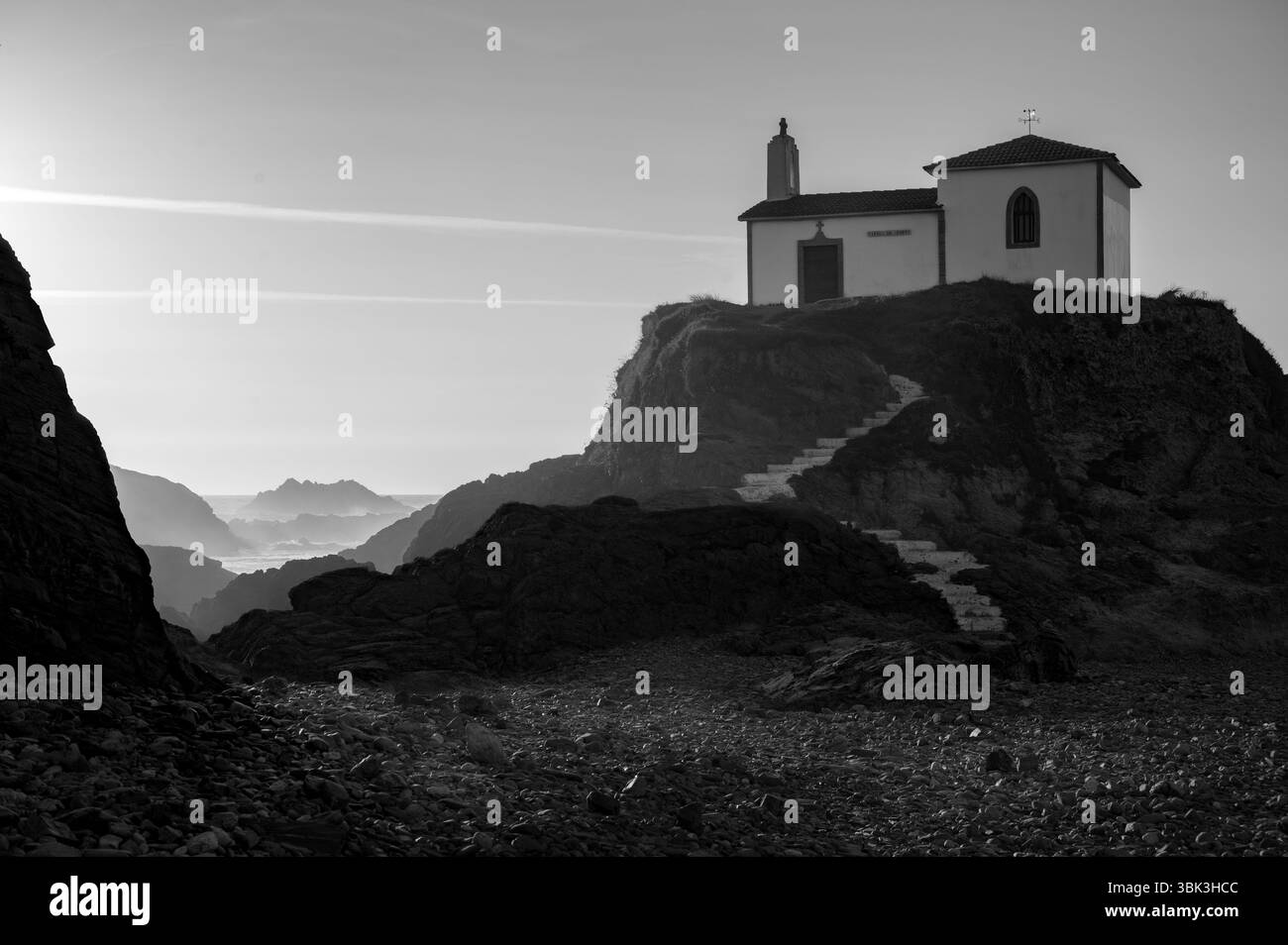 Ermita da Virxe do Porto (Vergine del Porto) Una cappella solitaria si trova in cima a un'aspra scogliera, raggiunta da una tortuosa scalinata in pietra. Foto Stock