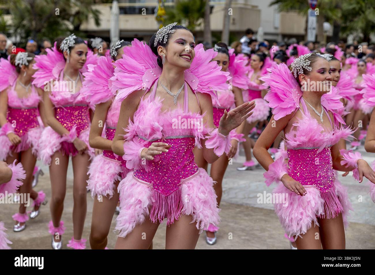 Carnevale di Sitges, Catalogna, Spagna. Costume band in sfilata Foto Stock