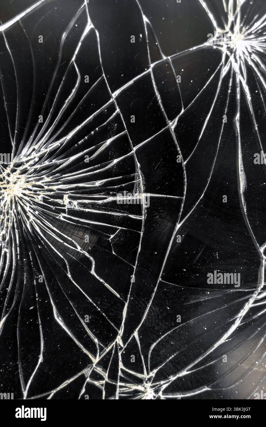 Smartphone con schermo rotto su sfondo scuro Foto Stock