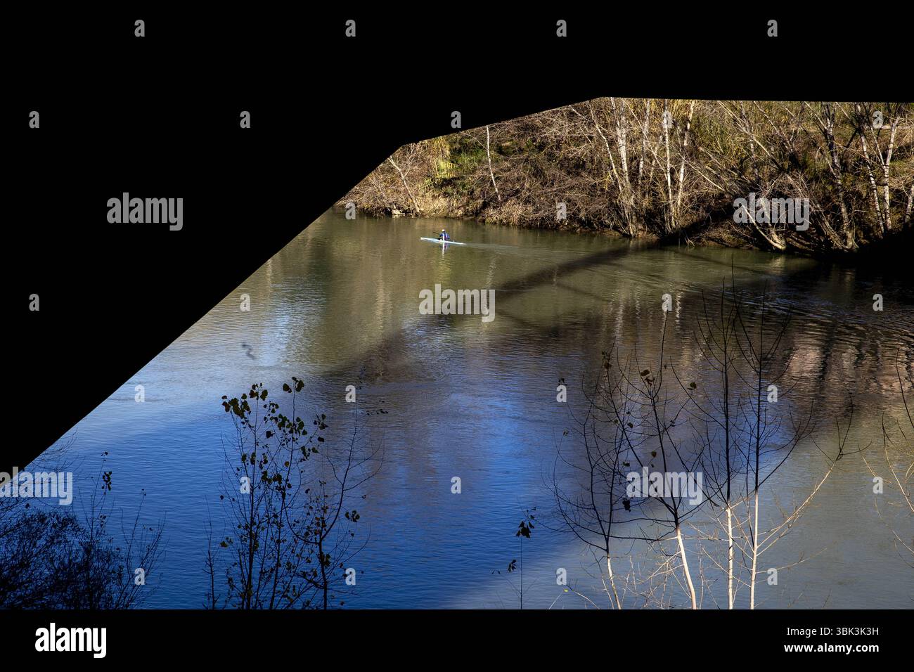 Vogatore sotto il ponte sul Tevere, Roma, Italia Foto Stock