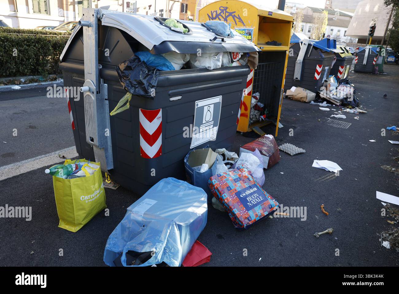 Spazzatura in una strada a Roma, Italia, il giorno dopo Natale Foto Stock