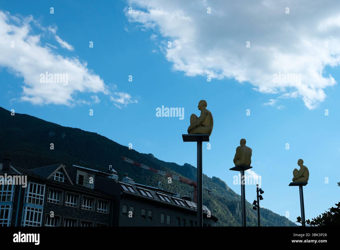 Andorra la Vella, Andorra. 7 giugno 2025. Installazione artistica Seven Poets, Jaume Plensa. Figure umane sedute su alti pilastri metallici. Foto Stock