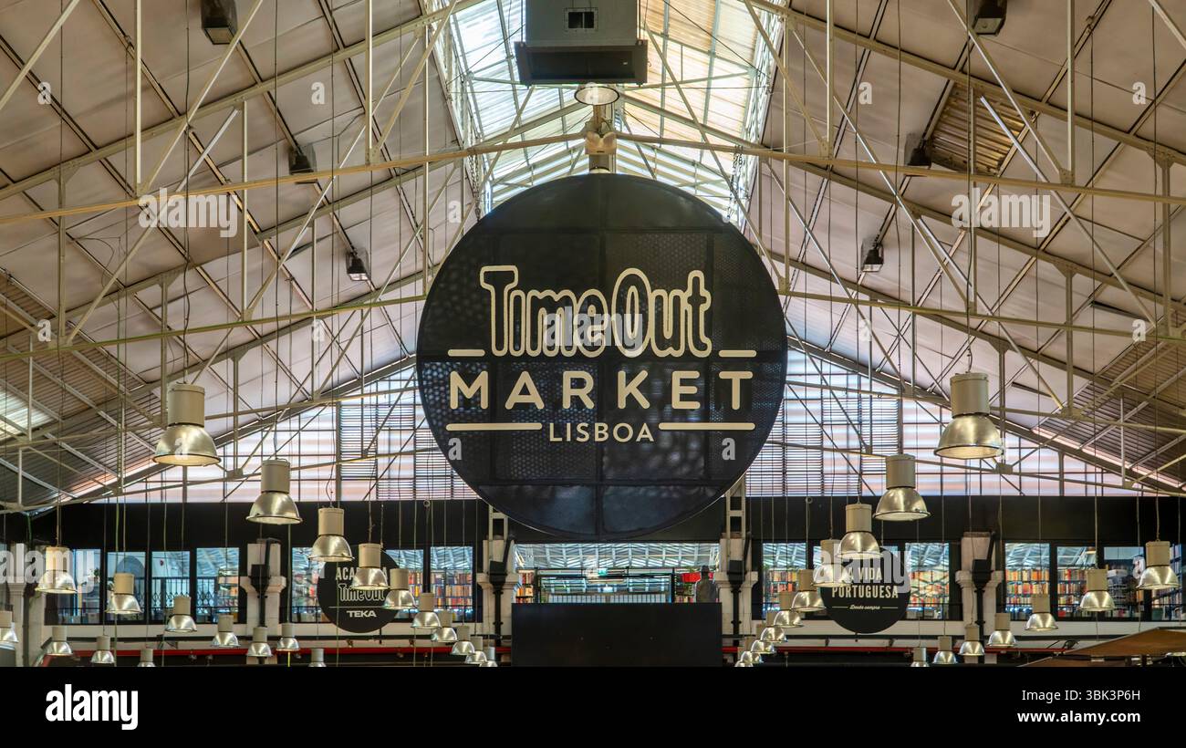 Lisbona, Portogallo - 21 maggio 2025: Il cartello Time Out Market Lisboa è appeso all'interno di una vivace sala gourmet nel Mercado da Ribeira di Lisbona, dove la cucina globale Foto Stock